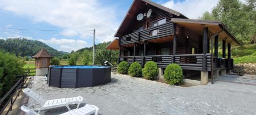 Vyzhnytsya Villa | Depp forest