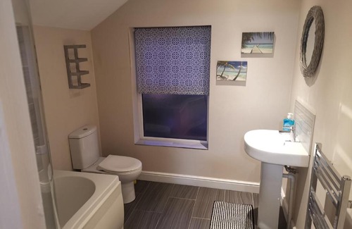 Derby House | Derby Pride Park 3 bedrooms 5 beds CONTRACTORS family GROUP STAY- FREE PARKING