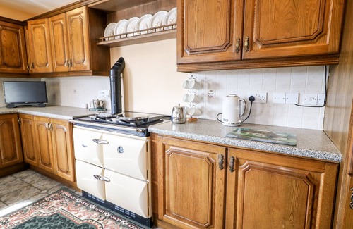 Enniskillen Cottage | DERRIENS FARMHOUSE, pet friendly in Letterbreen, County Fermanagh