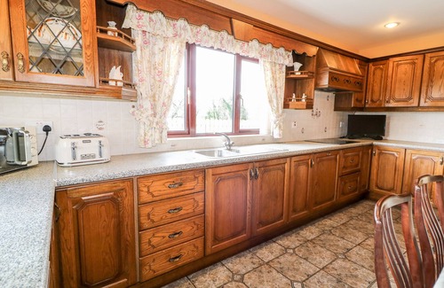 Enniskillen Cottage | DERRIENS FARMHOUSE, pet friendly in Letterbreen, County Fermanagh