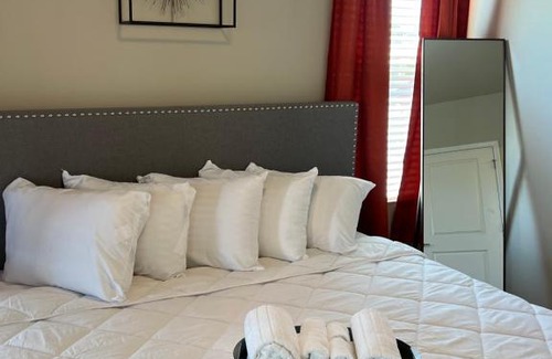 Town and Country Apartment | Des Peres Luxe Suite