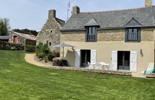 Locoal-Mendon House | Des Puits - LOCOAL-MENDON