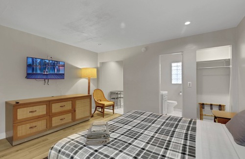 Downtown Las Vegas Hotel | Desert Moon Motel: The heart of downtown Las Vegas, simple and pet-friendly!