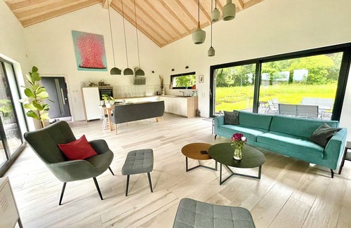 Breitscheid Villa | Design home with large fenced natural garden & fireplace