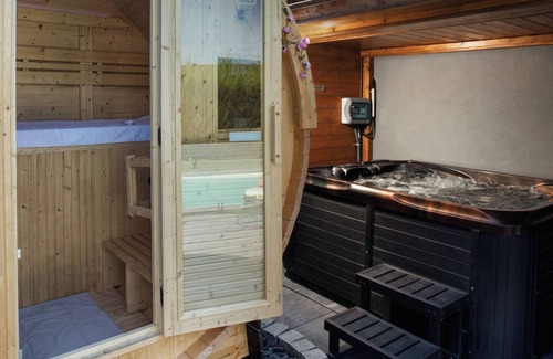 Furdenheim Apartment | Design studio, jacuzzi, private terrace, air conditioning