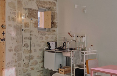 Villelaure Apartment | Design studio with terrace in the heart of the Luberon