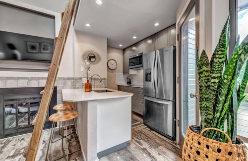 Newlands Apartment | Designer 1 Bedroom Downtown Boulder w Views-30 day