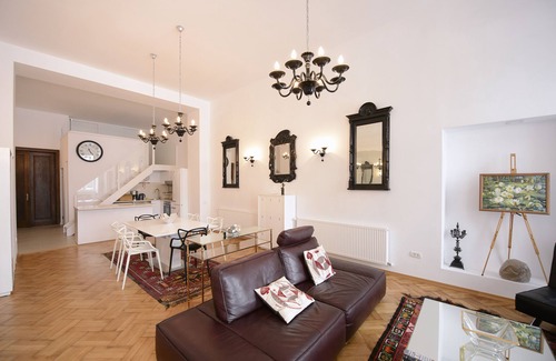 Brasov City Centre Apartment | Designer apartment in historic building