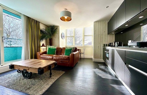 Poole Apartment | Designer Apartment inc. Free Parking & FAST WiFi