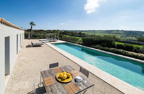 Monterosso Almo Villa | Designer country villa with pool in Ragusa, Sicily