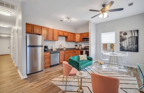 Metropolitan House | Designer Digs w/Amazing Patio, Walk Everywhere by Lucky Savannah
