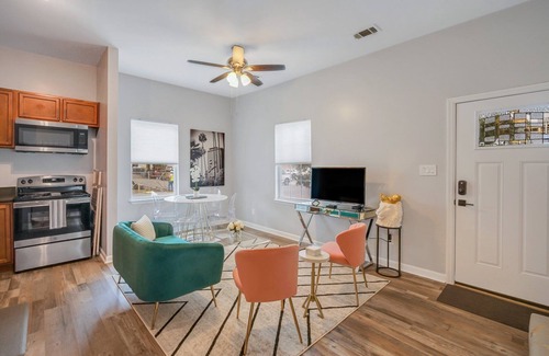 Metropolitan House | Designer Digs w/Amazing Patio, Walk Everywhere by Lucky Savannah