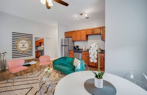 Metropolitan House | Designer Digs w/Amazing Patio, Walk Everywhere by Lucky Savannah