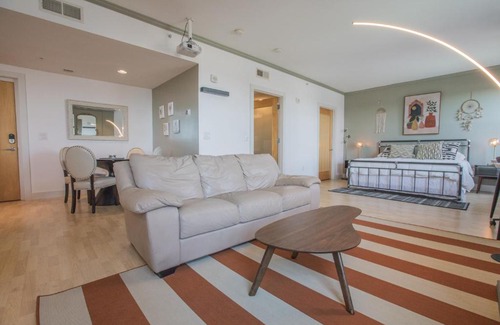 Downtown Des Moines Apartment | Designer Downtown Condo Suite - Splendid View