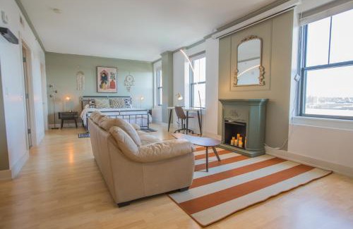 Downtown Des Moines Apartment | Designer Downtown Condo Suite - Splendid View