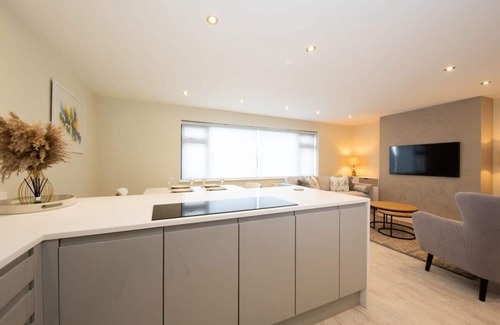 East Wittering House | Designer Family Escape/Hot Tub/Steps to Beach