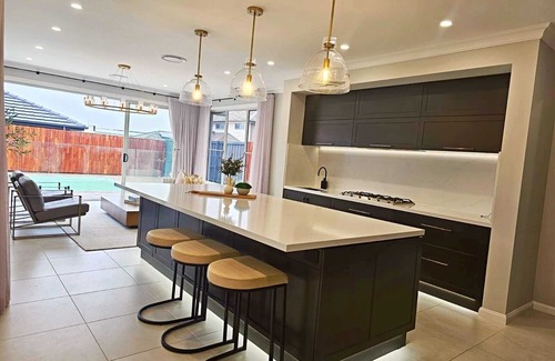 Gledswood Hills House | Designer Hampton style house with + Pool 8 guests
