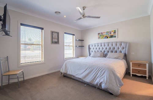 Maiden Gully House | Designer Home with Spa Bathtub and BBQ