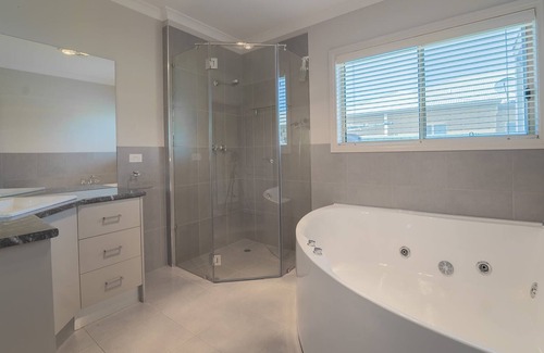 Maiden Gully House | Designer Home with Spa Bathtub and BBQ