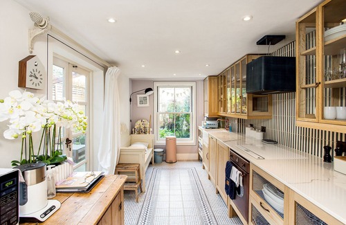 Winchester House | Designer's Town House quiet street, in city centre 2 on street parking permits