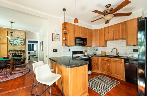 Savannah Victorian District Apartment | Designer Victorian Apartment Close to Forsyth, Nightlife by Lucky Savannah
