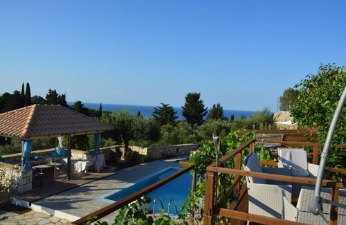Kypseli Villa | Det'd. Villa, 5 mins to beach, Sea Views, Private Pool, 3 Bedrooms (2 ensuite).