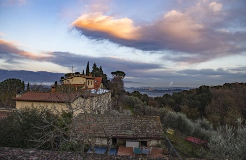 Neri House | detached house in the small hamlet of 4 buildings in the Tuscan countryside at com