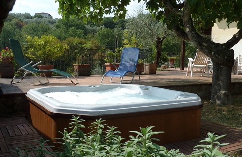 Neri House | detached house in the small hamlet of 4 buildings in the Tuscan countryside at com