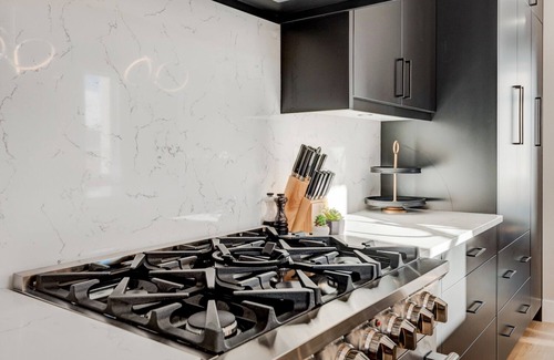 Shaganappi House | Detach, Luxury, Near Downtown w/Hot tub+ Garage