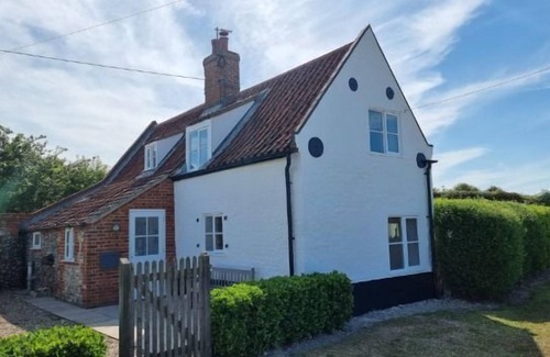 Salthouse Cottage | Detached 1-bed cottage overlooking the salt marshes