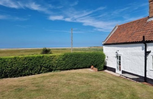 Salthouse Cottage | Detached 1-bed cottage overlooking the salt marshes