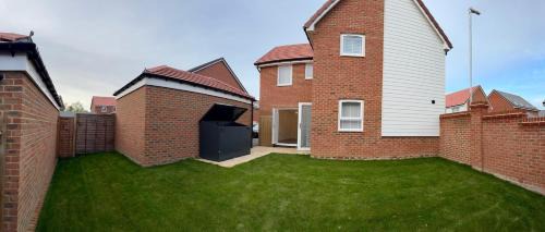 Broad Oak Apartment | Detached 4BR House - Private Garden, Garage & Parking - Perfect for Long Stays, Families, Contractors