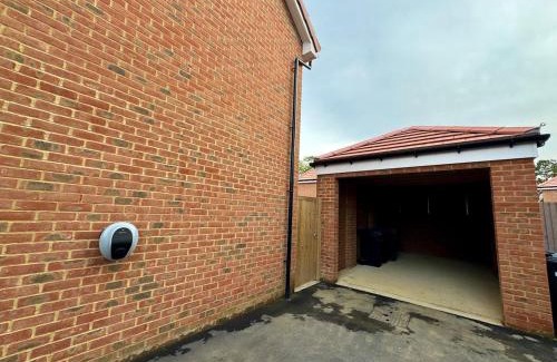 Broad Oak Apartment | Detached 4BR House - Private Garden, Garage & Parking - Perfect for Long Stays, Families, Contractors