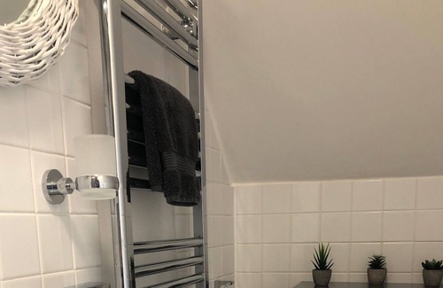 Littlebredy Apartment | Detached annex sleeps upto 3, daily free breakfast, HOT TUB and 5 star reviews.