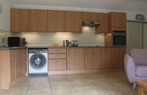 Totnes House | Detached barn in South Hams near to Dartmouth, ideal for guests with dogs.