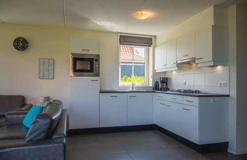 West-Graftdijk House | Detached bungalow with 3 bedrooms, 2 bathrooms and a sauna