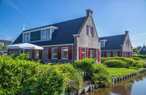 West-Graftdijk House | Detached bungalow with a patio with garden furniture and a private parking space