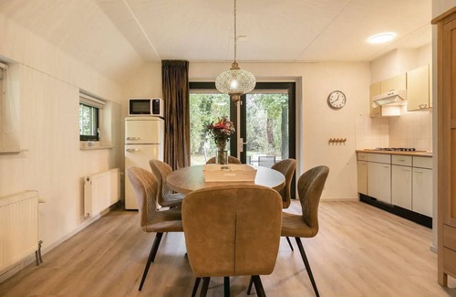 Bruggenmors House | Detached bungalow with alcove bed, perfect for families.