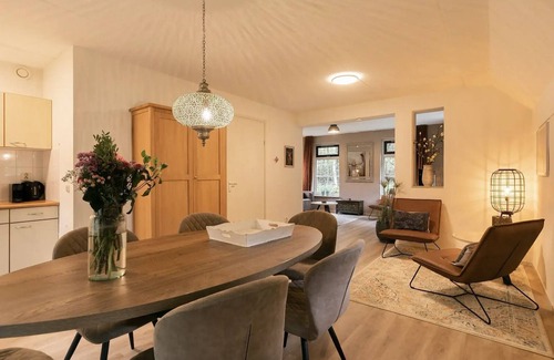 Bruggenmors House | Detached bungalow with alcove bed, perfect for families.