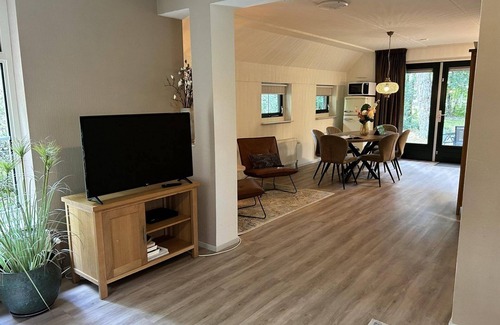 Bruggenmors House | Detached bungalow with alcove bed, perfect for families.
