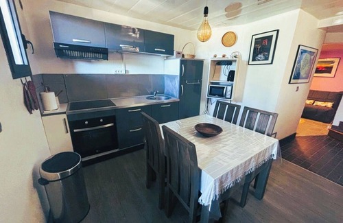 Les Avirons Apartment | detached cottage with sea views and private terraces comfort.