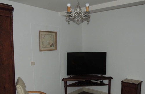 Commarin House | Detached house 170m2, enclosed garden 1000m2, 10 people, near Lac de Panthier