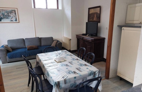 Loures-Barousse House | Detached house with garden sleeps 7