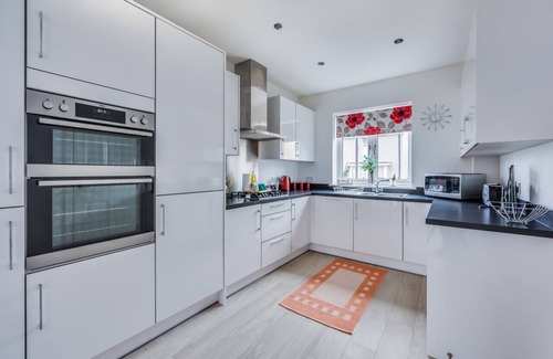 Milton Keynes House | Detached House Sleeps 8 Great Location Driveway Parking