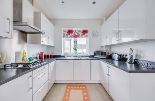 Milton Keynes House | Detached House Sleeps 8 Great Location Driveway Parking