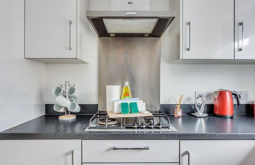 Milton Keynes House | Detached House Sleeps 8 Great Location Driveway Parking