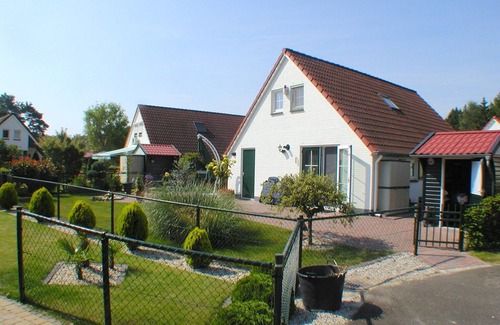 Heel House | Detached vacation home by the lake near Roermond - Netherlands