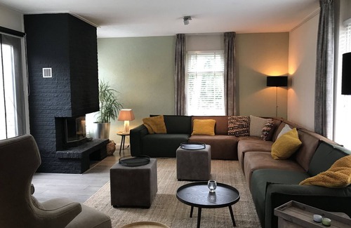 Municipality of Rijssen-Holten Villa | Detached villa with enclosed wooded garden with lawn and bubble bath
