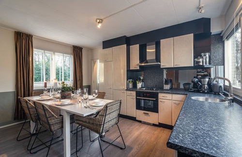 Municipality of Rijssen-Holten Villa | Detached villa with enclosed wooded garden with lawn and bubble bath