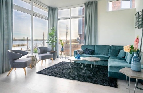 Linden House | Detached waterfront chalet with 4 bedrooms and a terrace